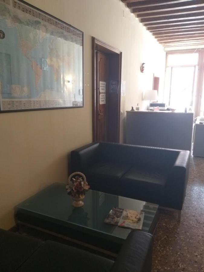 Full Moon View Rialto Hotel Венеция Екстериор снимка